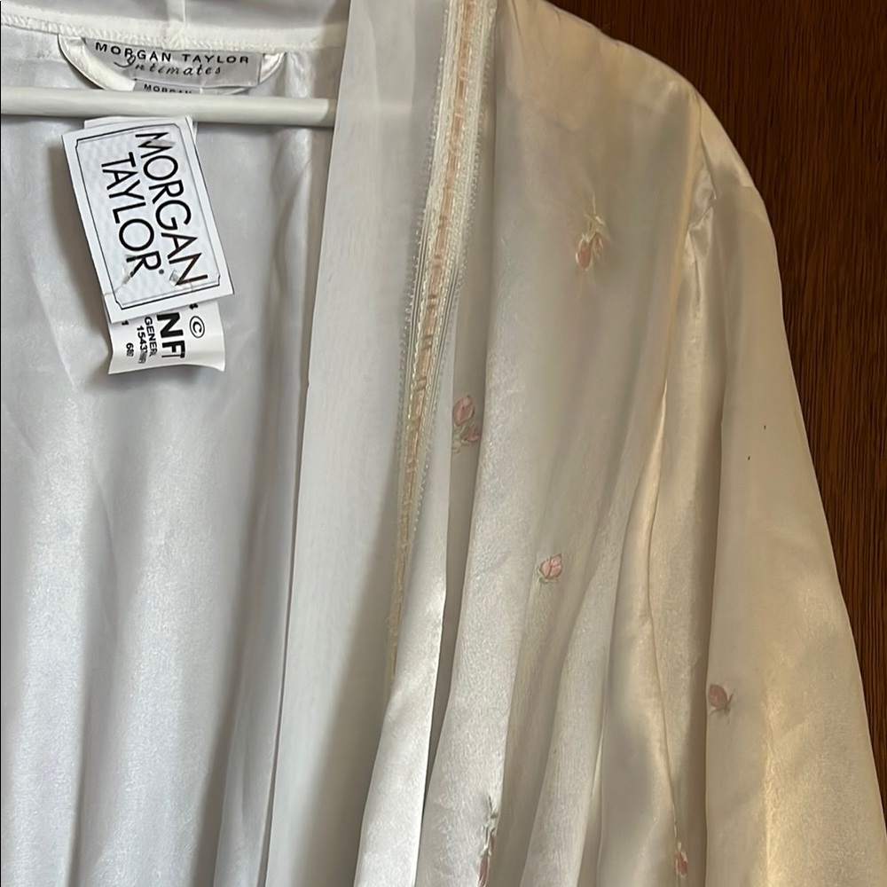 Morgan Taylor White Floral Robe - Picture 8 of 8